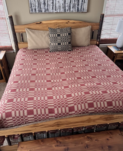 THE WESTBURY QUEEN BED COVER CRANBERRY/LINEN 94"X104"